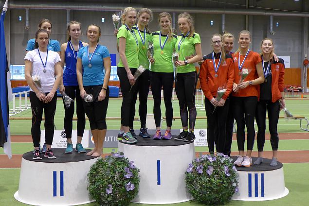 Võidukas Nõmme KJK naiskond 4 x 400m jooksus:Helin Meier Annika Sakkarias Katrin Kütt Elis-Helen